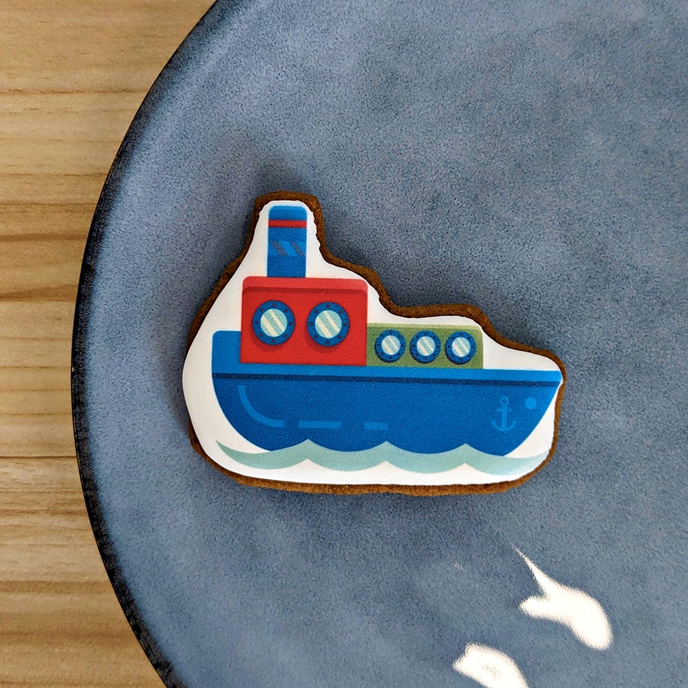 Petit gâteau artisanal bateau – décor comestible marin aux couleurs pastel