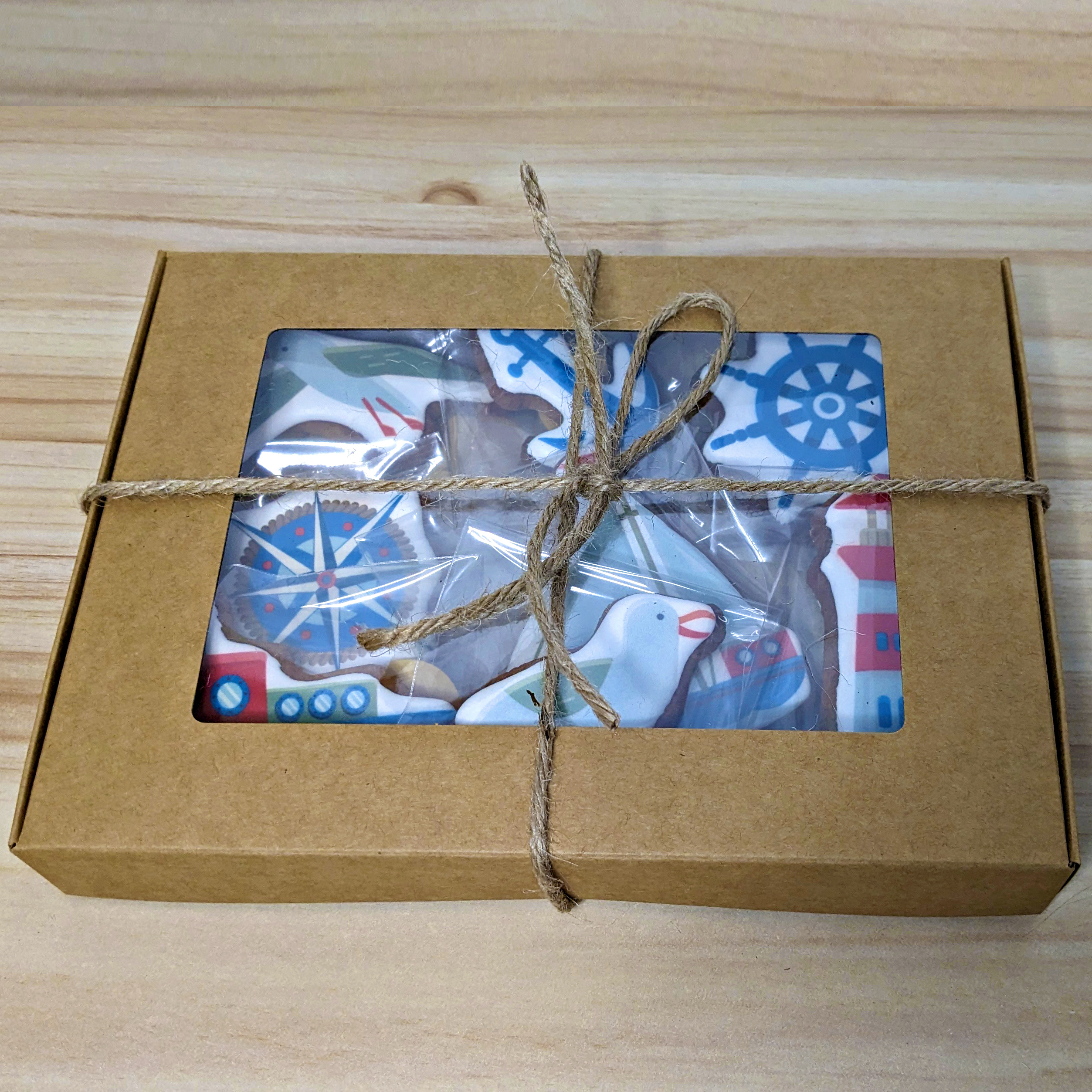 Biscuits marins illustrés en boîte kraft – sablés faits main à offrir, ambiance bord de mer